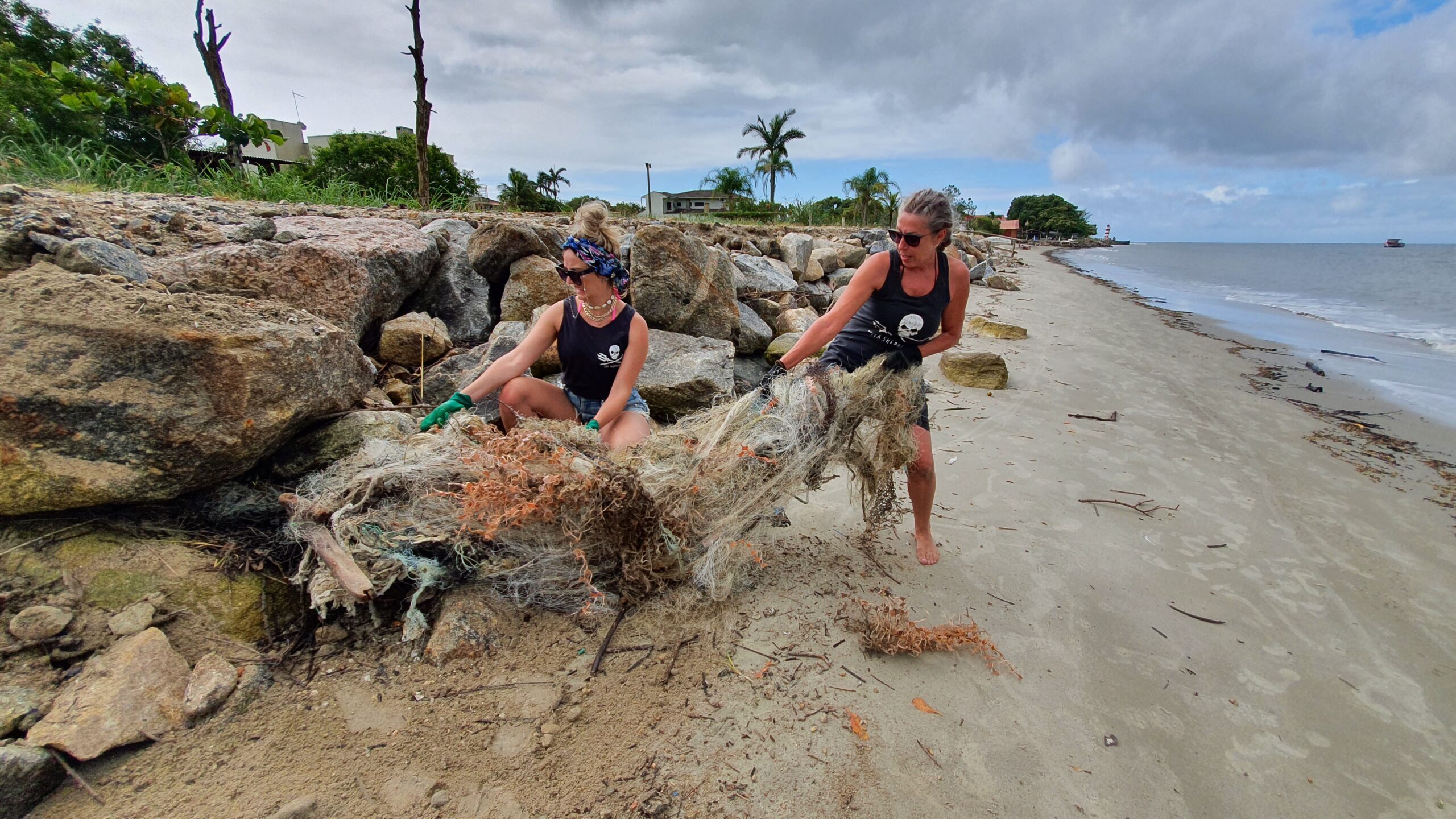 Voluntárias recolhem rede de pesca em Santa Catarina