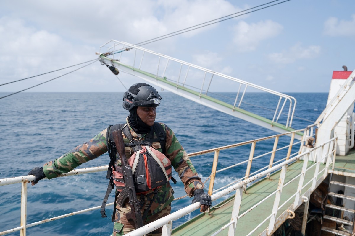 Marinheiros da Guarda Costeira Liberaiana na embarcação apreendida - Manuel Lopez / Sea Shepherd