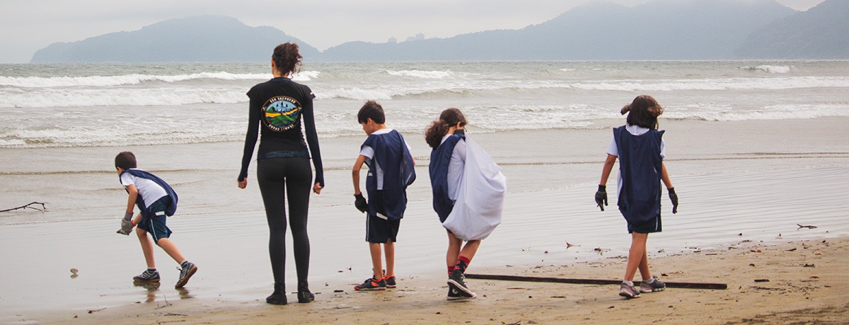 Giselle Reis com crianças em limpeza de praia