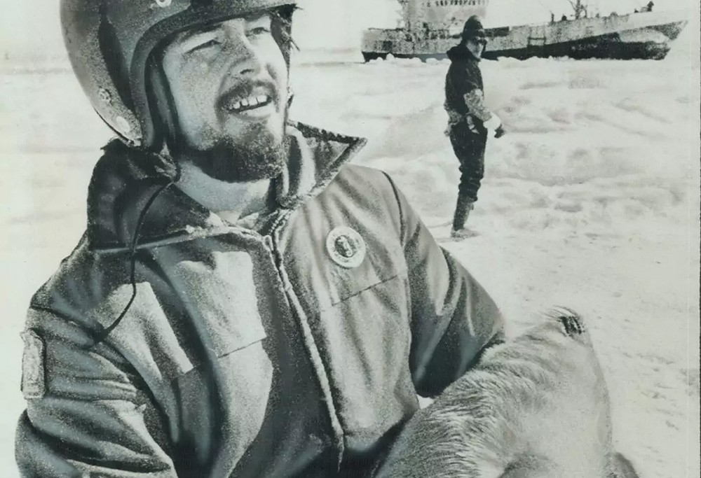 Paul Watson com uma foca