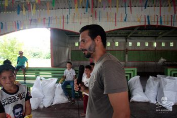 André Ballesteros palestrando em comunidade no Amazonas